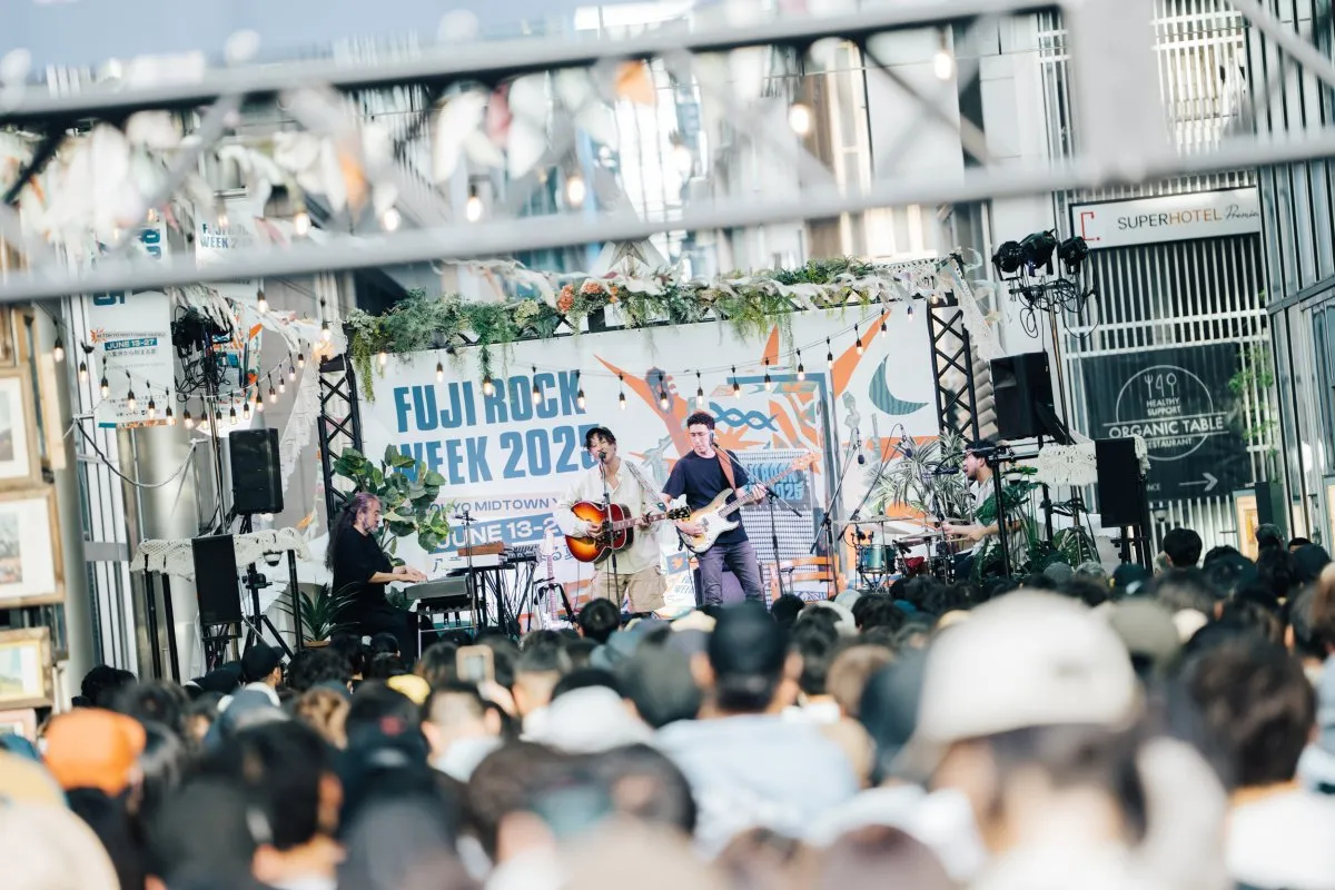 東京駅直結で『フジロック』無料体感イベント開催　アーティスト計9組がフリーライブ＆物販など【出演一覧・タイムテーブル】