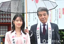 舘ひろし、雨の中のイベントで神対応　西野七瀬＆報道陣にも気遣い見せる