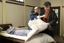 『風、薫る』新聞を読んだ権田が病室に現れ、セツを無理やり連れ戻そうとするが…　第52回場面カット