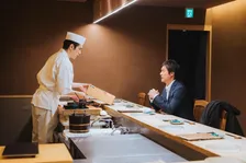『時すでにおスシ!?』丸山隆平、マグロ好き素顔ものぞく撮影秘話　松山ケンイチと笑顔絶えず