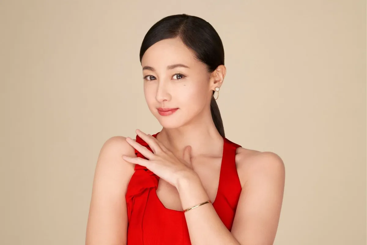 沢尻エリカ、美デコルテ映える真っ赤な輝き　美しさを保つために意識していることは「心を鍛える」