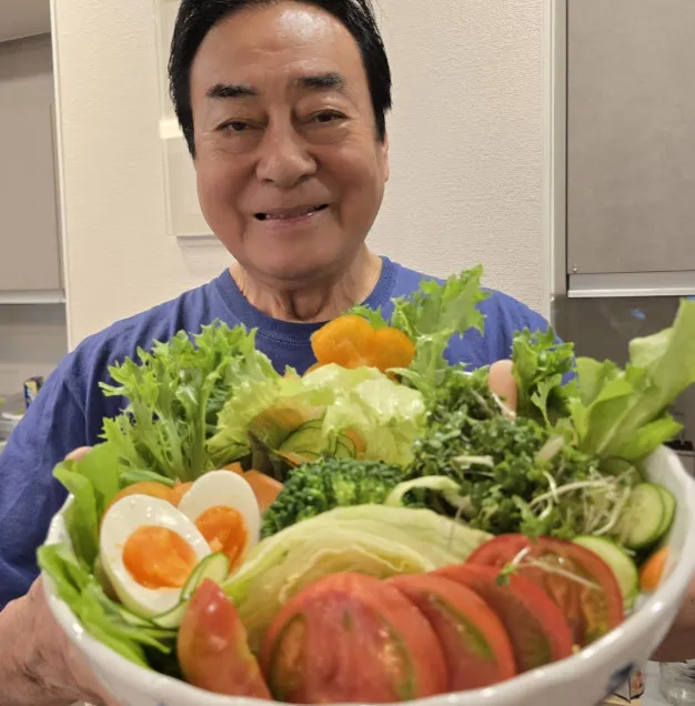 82歳・高橋英樹、妻と味わう “デカ盛り”朝食を披露　器の大きさにファン驚き「凄く大きい」「迫力ありますね～」