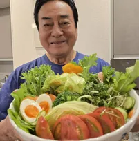 82歳・高橋英樹、妻と味わう “デカ盛り”朝食を披露　器の大きさにファン驚き「凄く大きい」「迫力ありますね～」