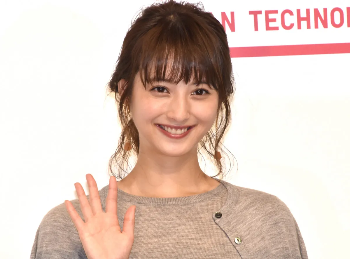 佐々木希、バスローブ姿のオフショに反響「めんこいですね～」「ほんとにかわいすぎるって〜」