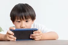 子どもの“隠れ視力低下”なぜ起こる？ 「メガネをかければいい」で済まない懸念も…製薬会社が警鐘