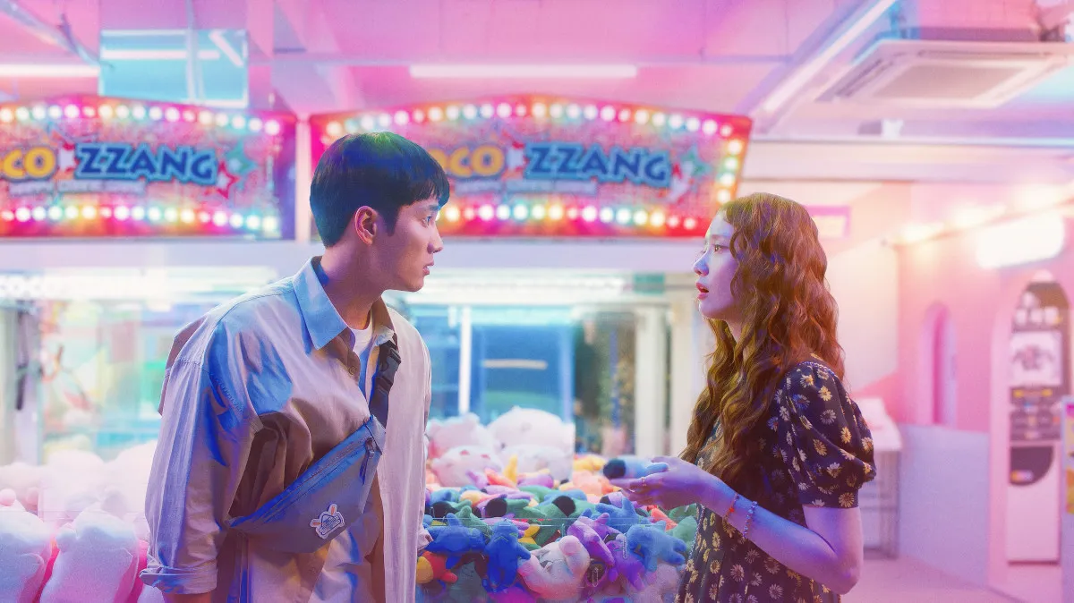 イム・ユナ＆アン・ボヒョン、真夜中のデートで距離が近づく…　韓国映画『プリティ・クレイジー 悪魔が引っ越してきた』、新映像解禁