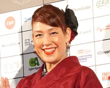 【SSFF】LiLiCo、元純烈で夫・小田井涼平の母からの贈り物身につけ「仲いいんですよ」　嫁姑の良好な仲をアピール