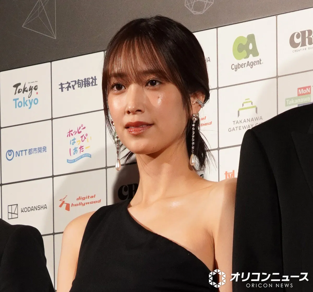 【SSFF】佐々木久美、美肩あらわな黒のワンショルタイトドレスで登場　大人の色香放つ