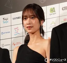 【SSFF】佐々木久美、美肩あらわな黒のワンショルタイトドレスで登場　大人の色香放つ