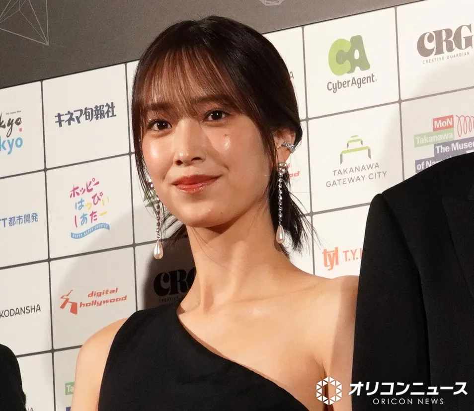 【SSFF】佐々木久美、美肩あらわな黒のワンショルタイトドレスで登場　大人の色香放つ