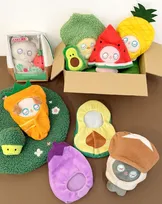 推しの“ぬい”が野菜に変身　サンキューマートで「とれたて野菜」テーマのぬい活アイテムが登場