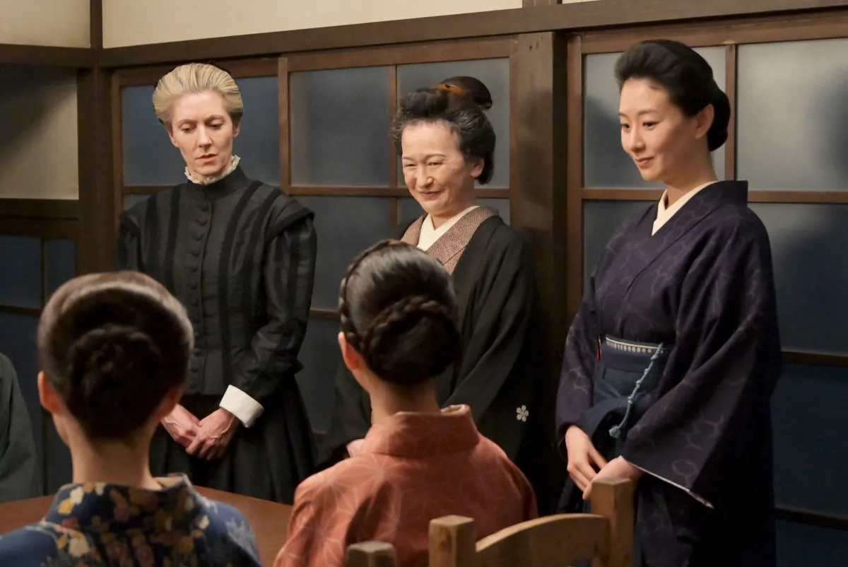 『風、薫る』院長の多田と渡辺とバーンズが話していて…　第55回場面カット