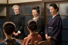 『風、薫る』院長の多田と渡辺とバーンズが話していて…　第55回場面カット