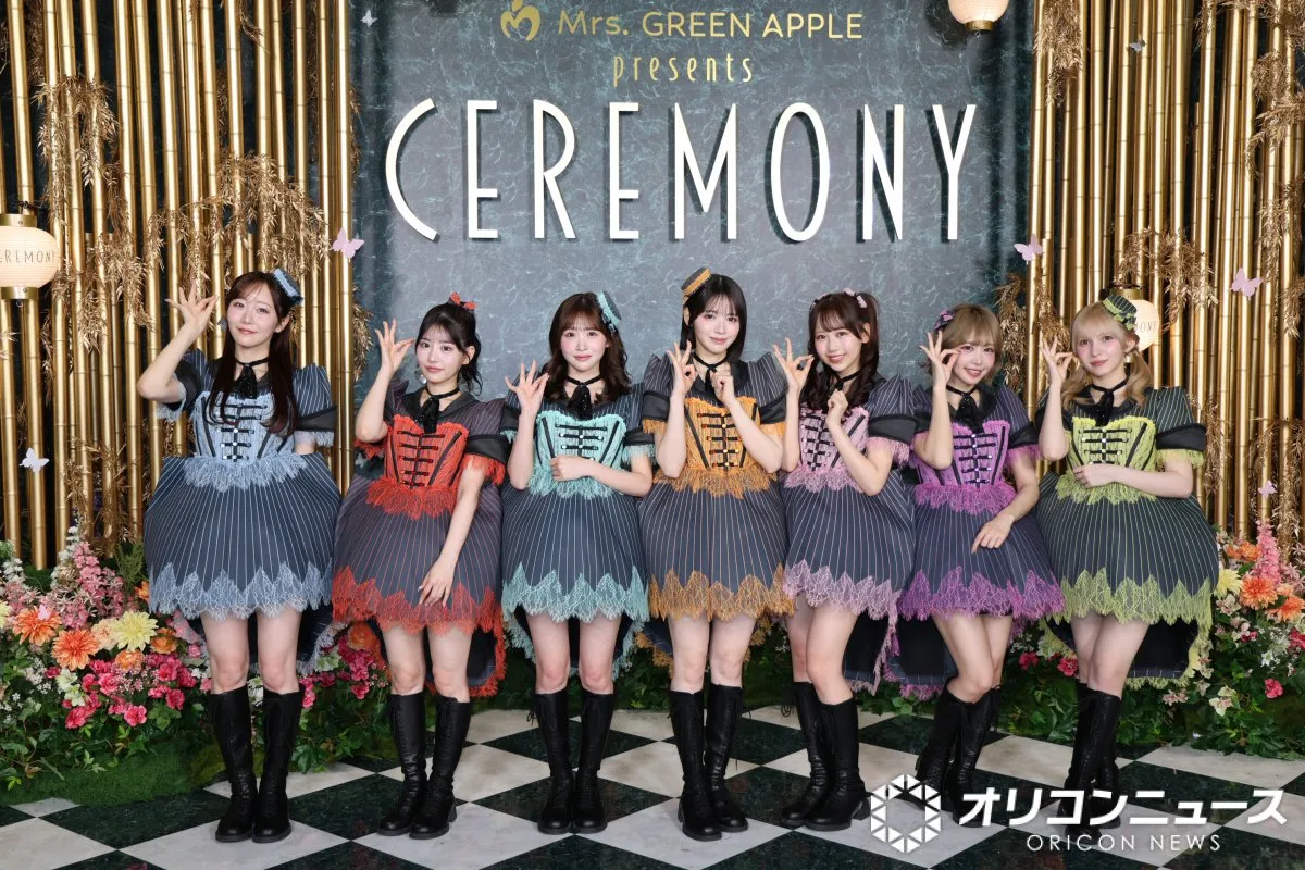FRUITS ZIPPER、シックな色合いにフリル合わせた“フォーマル”衣装でグリーンカーペット登場【Mrs. GREEN APPLE presents『CEREMONY』】