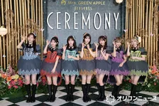 FRUITS ZIPPER、シックな色合いにフリル合わせた“フォーマル”衣装でグリーンカーペット登場【Mrs. GREEN APPLE presents『CEREMONY』】