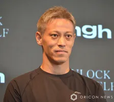 本田圭佑、母校・星稜高のレジェンドとの2ショット公開で反響「世界的に有名なお二人」「お二人共子供の頃から憧れた私のスーパースター」「これは100年に一度の映像ですね！」