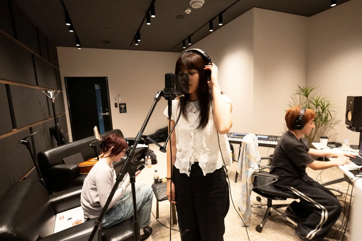 由薫「知らない子と鬼ごっこを楽しむような感覚」　コライティングキャンプ『SONG BRIDGE』で感じた魅力【レポート】