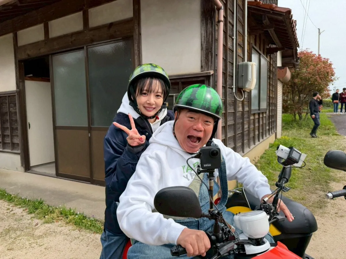 岡田紗佳『充電旅』出演　スイカヘルメットかぶりピース　『ルージュの伝言』歌う　13日放送