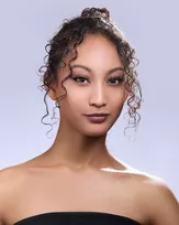 ミス・ユニバース沖縄代表は20歳の三線唄者・ジョンソン ジャスミン 美魅さん、日米のバイレイシャルで差別を受けた経験を乗り越え「誰もが自分らしくいられる居場所を広げていきたい」