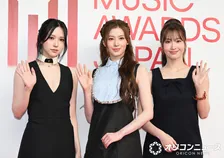 【MAJ2026】MISAMO、大胆コーディネートでレッドカーペット登場　花添える