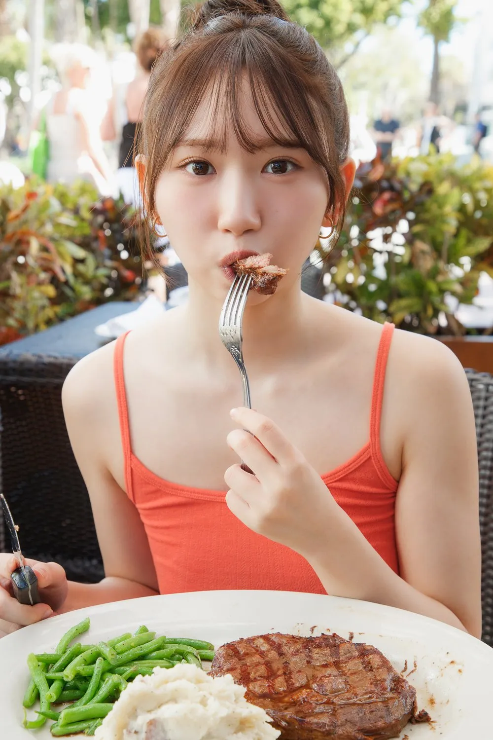 日向坂46藤嶌果歩、ステーキほおばる“もぐもぐ”カット解禁　1st写真集『果実の歩幅』