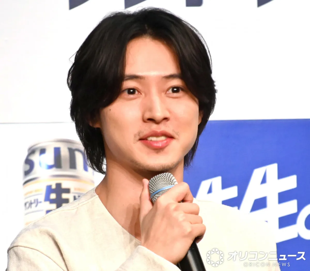 山崎賢人、マネージャーが激写したオフショットに絶賛する声続々「脚が長くてかっこよすぎ」「お尻ちっさ」
