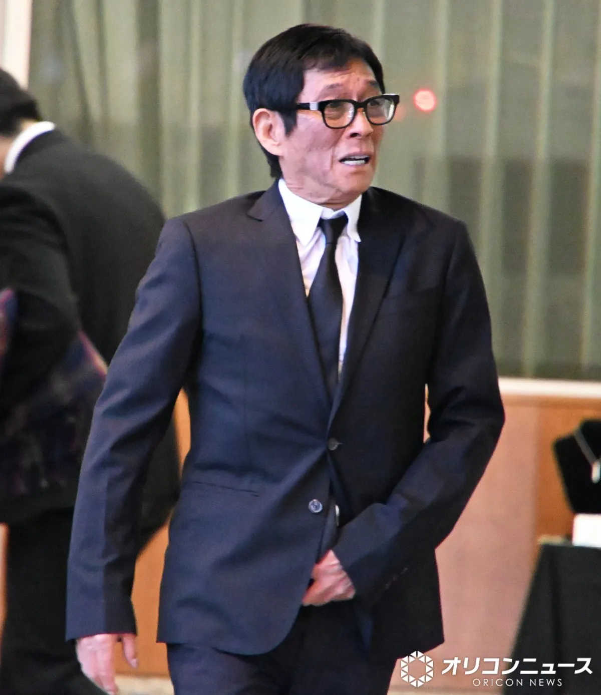 明石家さんま、中村玉緒さんの通夜に参列　報道陣のカメラに右手を挙げる