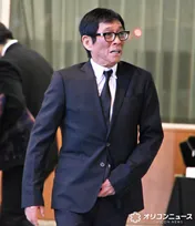 明石家さんま、中村玉緒さんの通夜に参列　報道陣のカメラに右手を挙げる