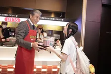 舘ひろし、名古屋凱旋でポップコーン配布　赤エプロン姿でサプライズ接客「意外と時間がかかった（笑）」