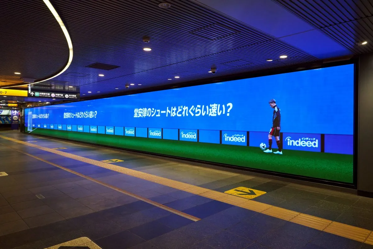 【W杯2026】“時速120キロ”堂安律のシュートスピードを体感　期間限定で東京・渋谷駅に巨大サイネージが出現