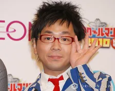 “M-1王者”51歳芸人、愛車トラブルを報告「こんな梅雨真っ只中に…」　約40年前の日産“名車”