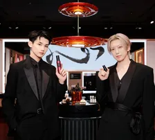 &TEAM・FUMA＆JO、ブラックスーツ姿で表参道へ　シュウウエムラ 表参道ヒルズ本店のオープン祝福「LUNEにも遊びに来てほしい！」