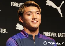 【W杯2026】キャプテン堂安律、現地で28歳迎え日本代表メンバーがケーキでお祝い　妻も夫婦2ショット添え誕生日を祝福「最高の一年を！」