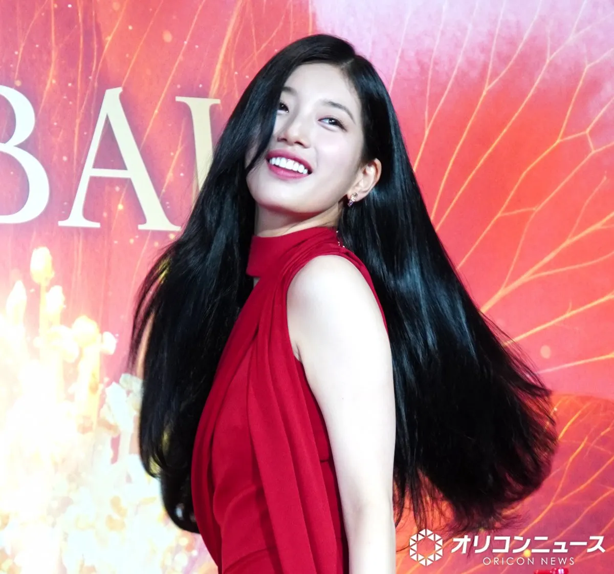 ペ・スジ、真っ赤なロングドレスで“艷やかな”美髪を生披露　髪を褒められハニカム「ありがとうございます」