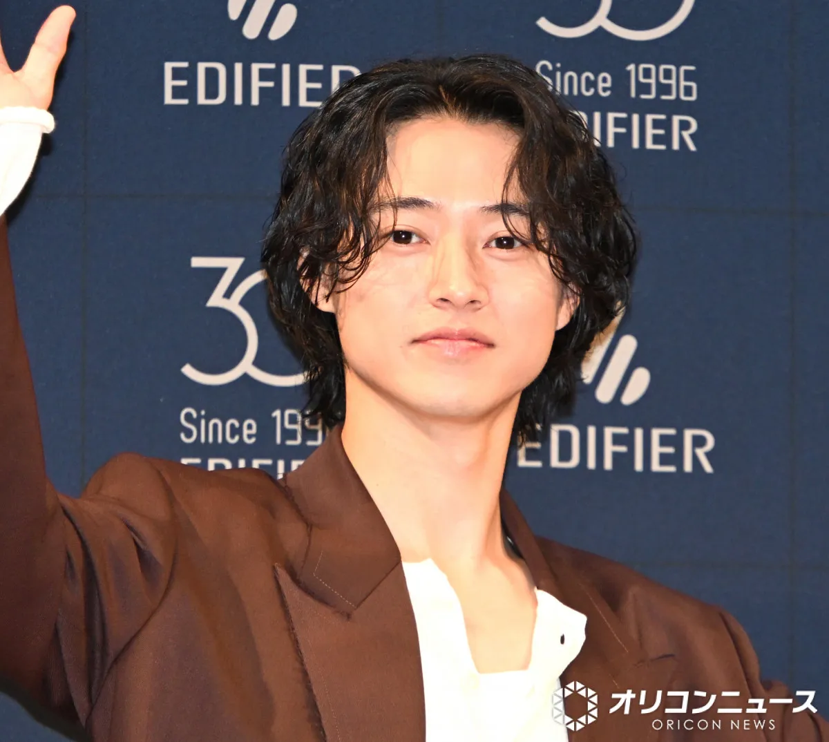 山崎賢人、CM衣装で登場　撮影で初体験「初めて分身できてうれしかった」