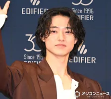 山崎賢人、CM衣装で登場　撮影で初体験「初めて分身できてうれしかった」