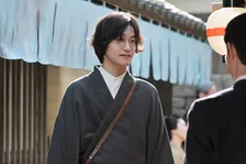 『風、薫る』りんは、虎太郎と団子屋で近況を語り合っていると、偶然シマケンが現れて…　第60回場面カット