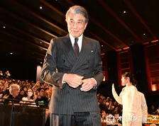 舘ひろし、千両役者ぶりを発揮　客席からサプライズ登場　客席から猛烈な「ひろし」コール