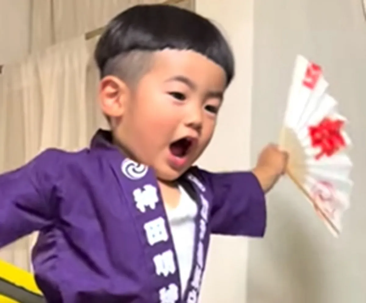 祖父“お手製のみこし”に堂々と立つ2歳児、驚異の体幹と気勢をあげる姿に「祭りの英才教育ですね」
