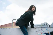 有村架純、金塊にうっとり＆高級車で爆走　“過去イチ危ない”姿解禁　『マジカル・シークレット・ツアー』本日公開