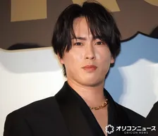 宮舘涼太、噛みまくりで吉高由里子が爆笑　本木雅弘からの言葉に感激するも…「おめぇました」