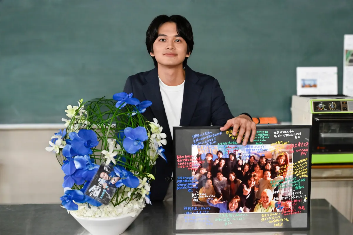 『サバ缶』北村匠海が万感のクランクアップ　“朝野先生の教え子たち”がサプライズ登場「とても楽しい時間でした」