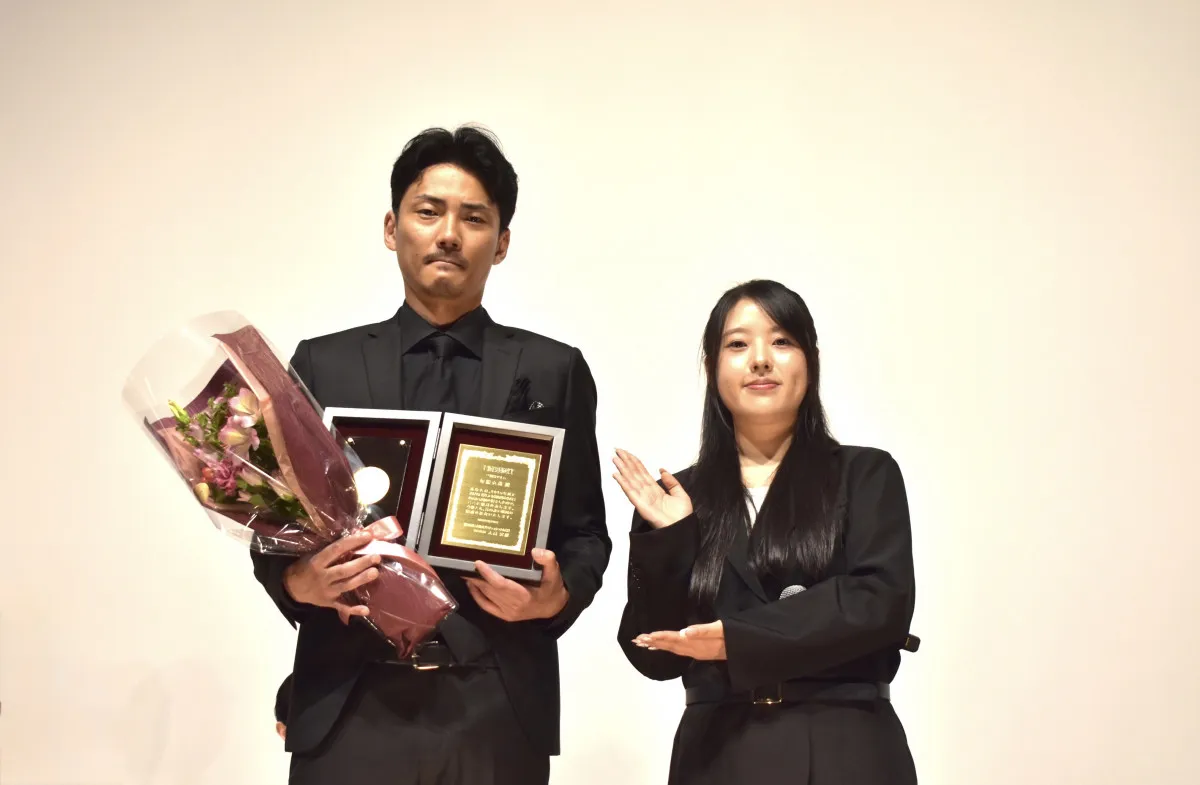 高橋伴明監督・高橋惠子の孫・海空が登場　毎熊克哉に花束を贈呈　映画『「桐島です」』2冠に輝く