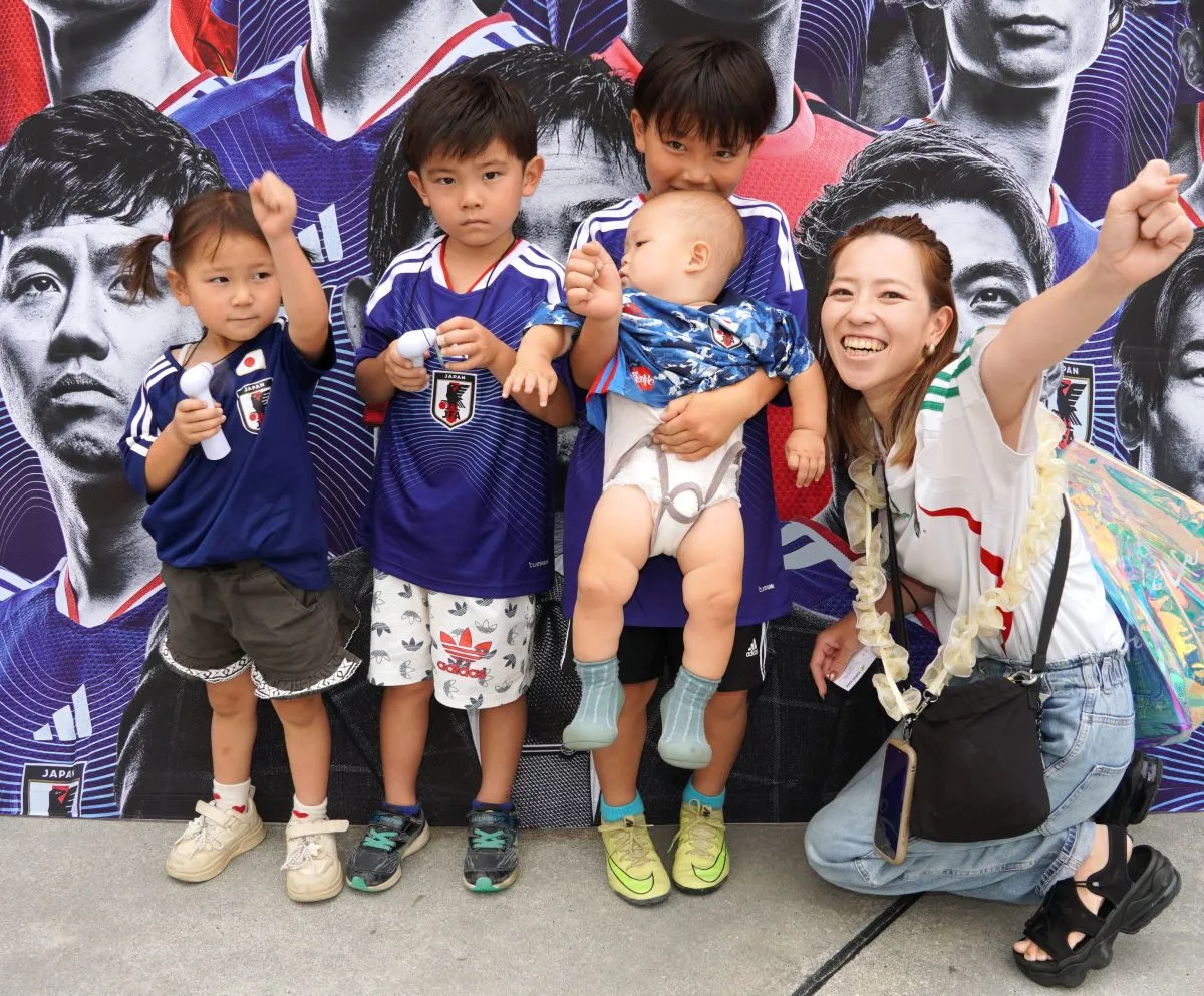 【W杯2026】キックオフ直前の渋谷、熱気高まる　休日昼間の試合　街行く人、青いユニ青いユニ青いユニ…