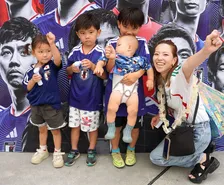 【W杯2026】キックオフ直前の渋谷、熱気高まる　休日昼間の試合　街行く人、青いユニ青いユニ青いユニ…