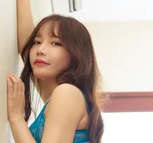 SNS総フォロワー数72万人超のグラビア系インフルエンサー・乃真ゆの、挑発的な美ボディを1st写真集で解禁