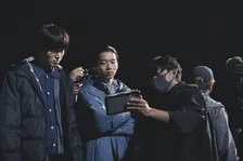 板垣李光人ら出演『口に関するアンケート』　墓地でリハ後に異変!?　西山智樹は首の痛みでMRI検査へ