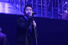 甲斐翔真が圧巻のミュージカルメドレー披露　Diosとともにアミューズ株主総会に出演