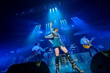 May'n、20周年記念ライブツアーが終幕　あふれる想い、30曲超えの大ボリュームライブ【オフィシャルライブレポート】