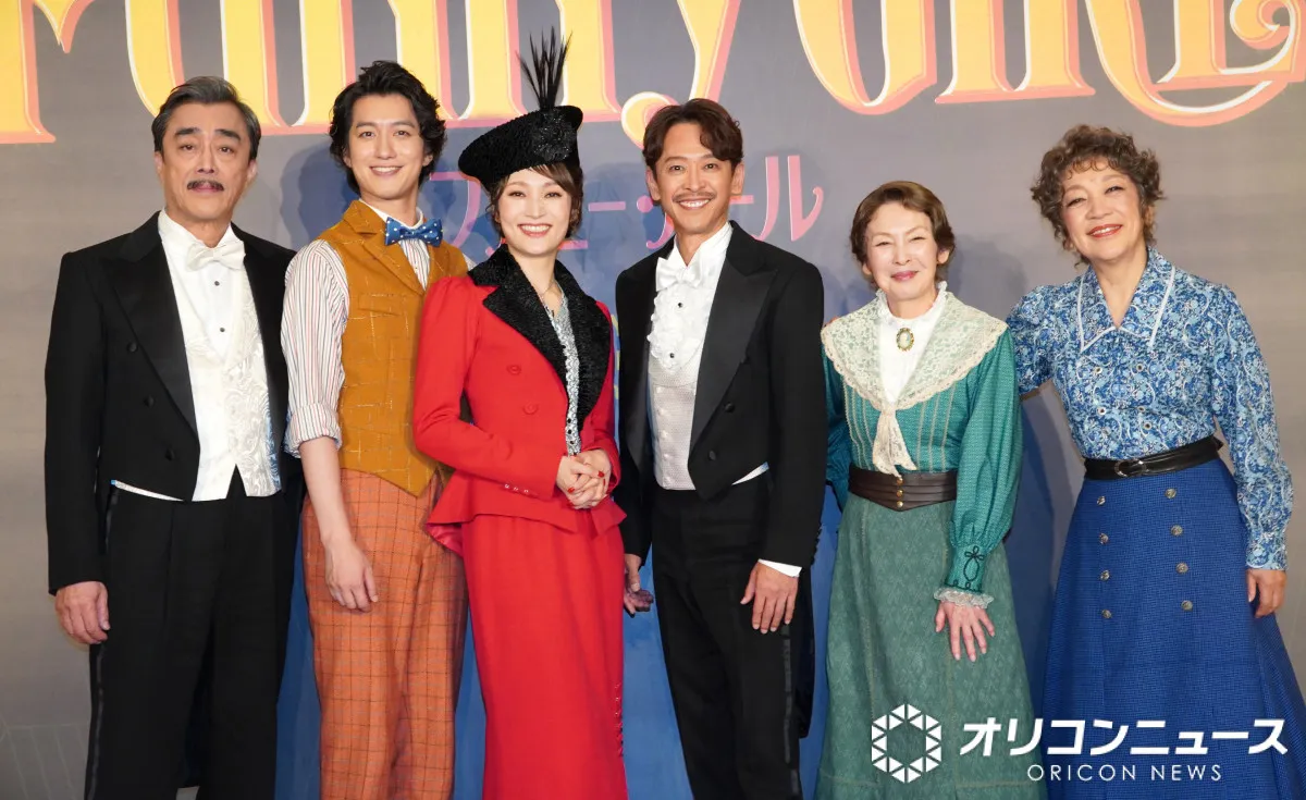 望海風斗＆坂本昌行ら『ファニー・ガール』キャスト陣、衣装のポイント披露　日本版ファニーのこだわりは“ベストの中のレース”